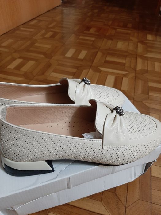 Продаю женский туфли