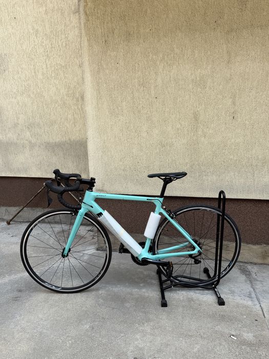 ЧИСТО НОВ Карбонов шосеен велосипед Bianchi Sprint (Celeste)