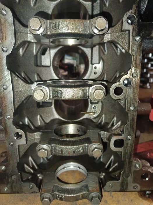 Продавам блок за Форд транзит 2.4