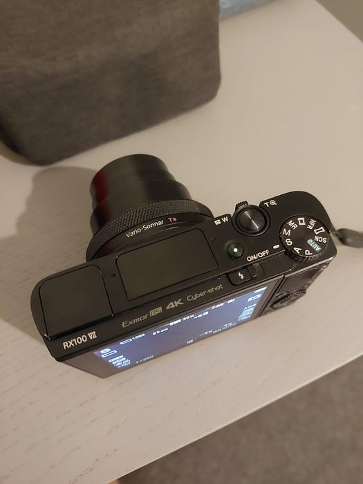 Sony Cyber-shot DSC-RX100 VII, vizibilă aici cu obiectivul său Vario-Sonnar T*.