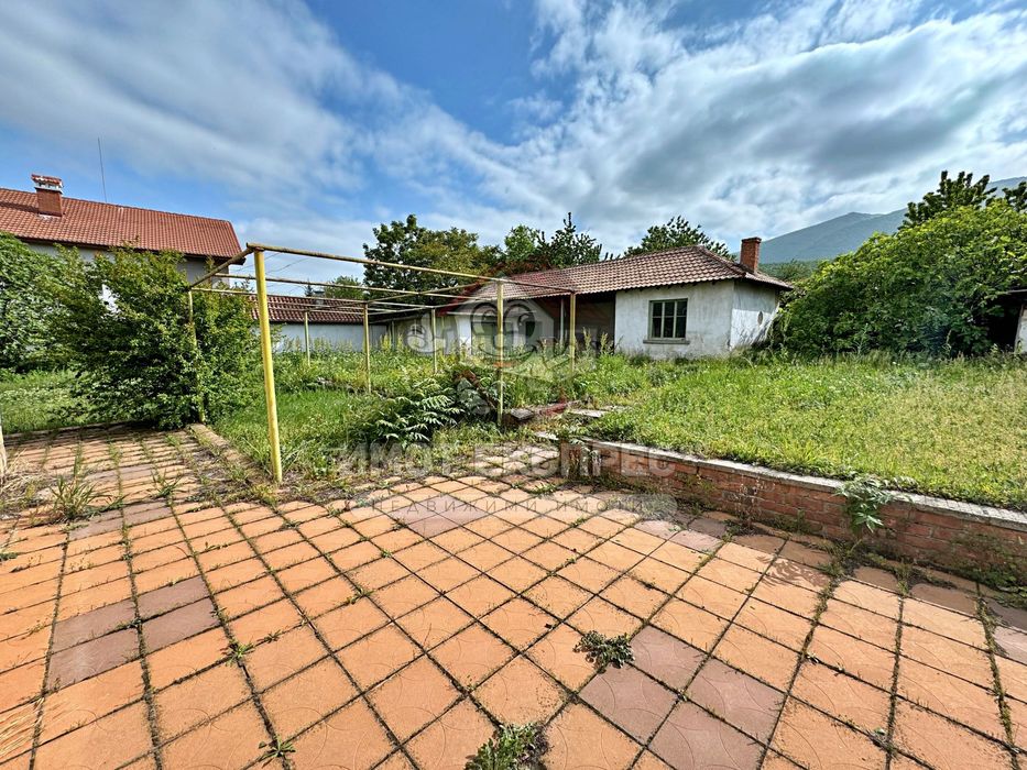 Самостоятелна къща 176кв.м, парцел 900кв.м, в центъра на село Червен