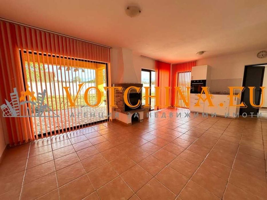 Двуетажна къща с просторен двор в село Соколово!