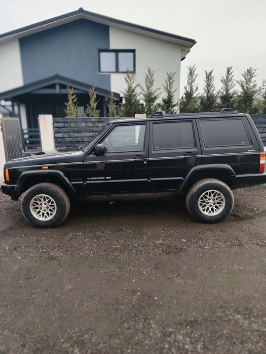 Vând jeep cherokee 2.5 TD 116 cai