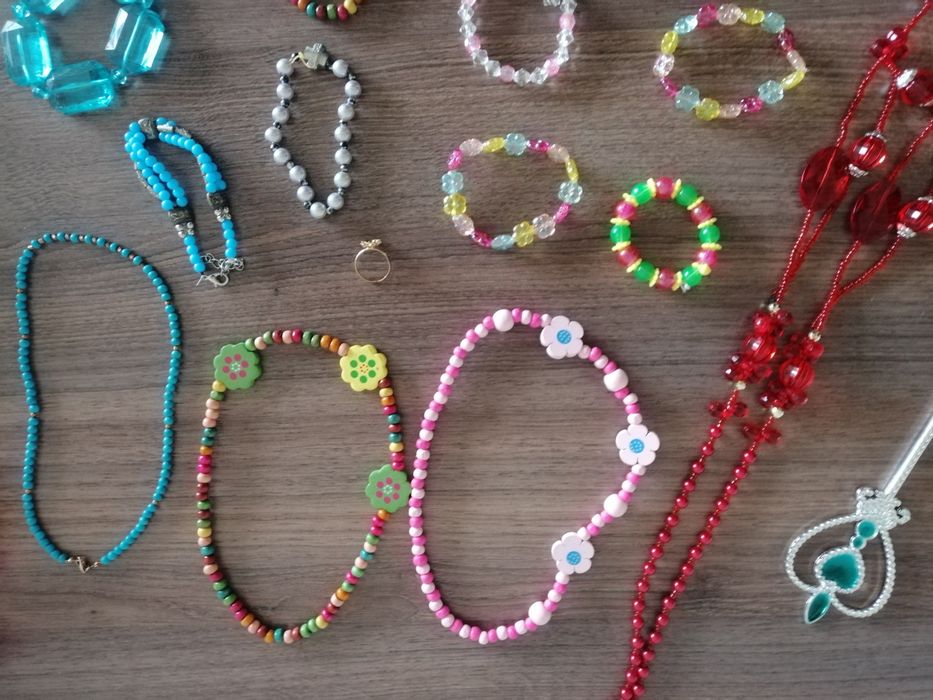 Лот с детски бижута