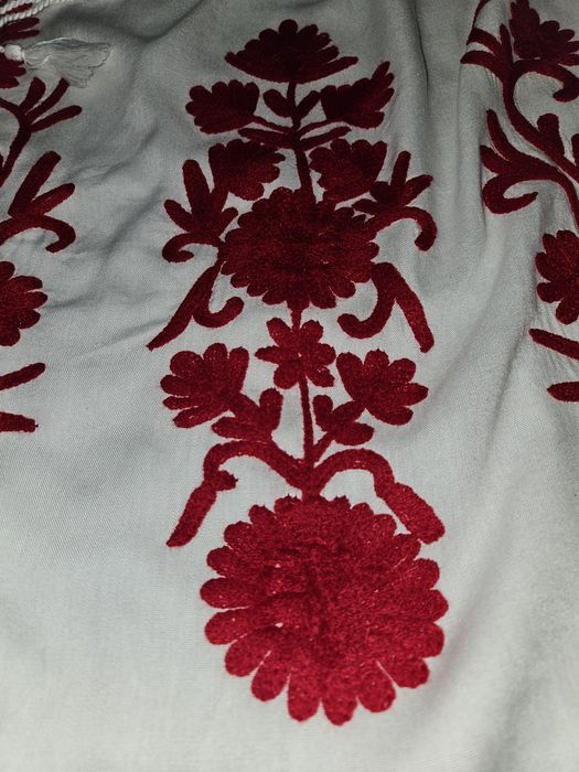 Vand iie romaneasca cu flori rosii catifelate M iie  brodata