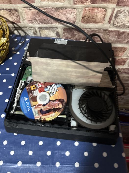 Ps4 slim  o maneta 4 jocuri