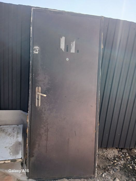Продается дверь наружной.