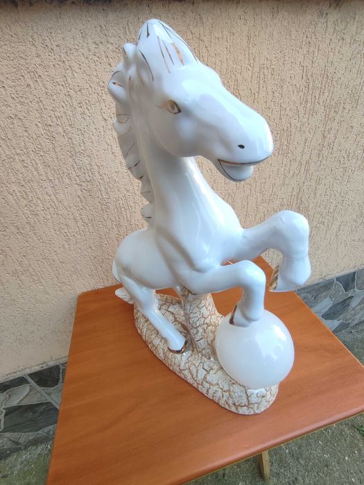 Lampa cal de portelan