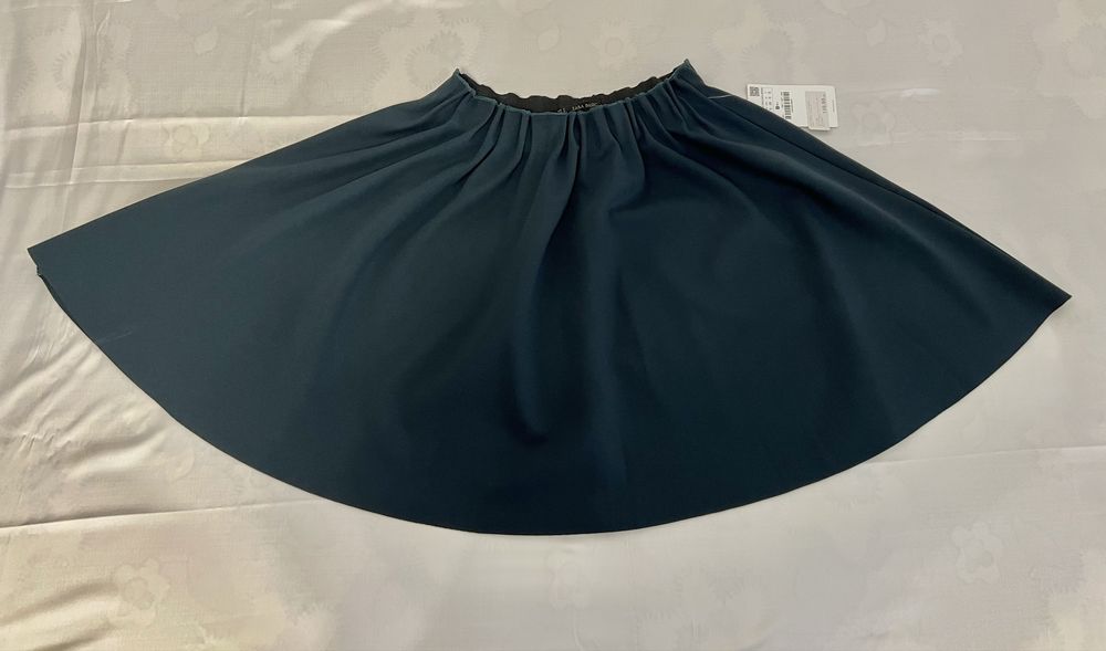 Fustă scurtă, nouă,  Zara, culoare verde, marimea  S