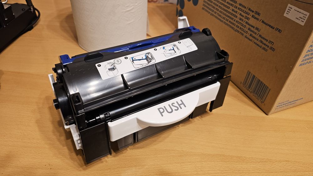 Dispenser prosoape pe rola