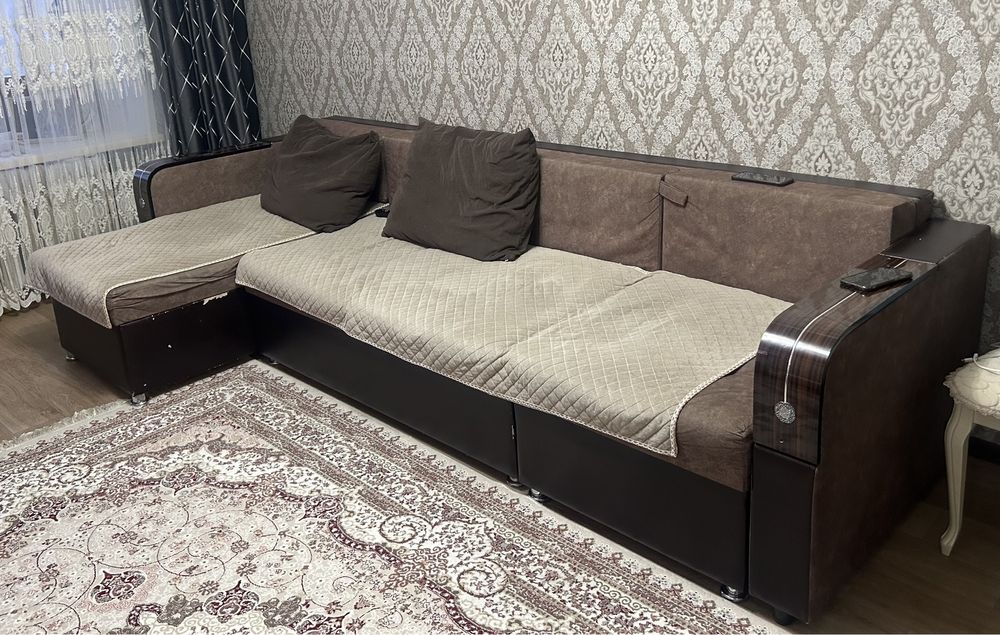 Угловой диван, коричневый цвет