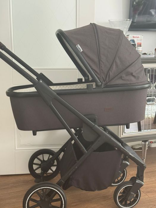 Коляска с люлькой