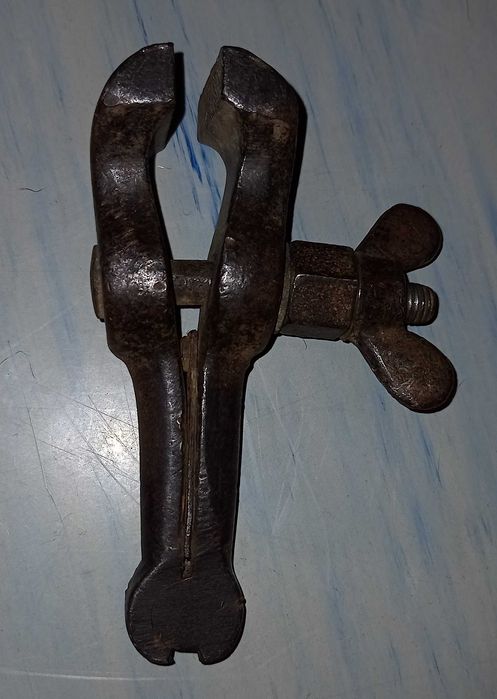 Продам тиски советского производства небольшого размера