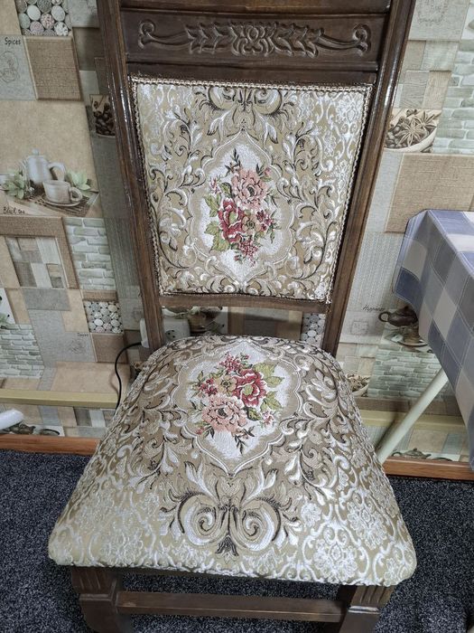 Stul sotiladi. Sostoyaniy otlichniy.