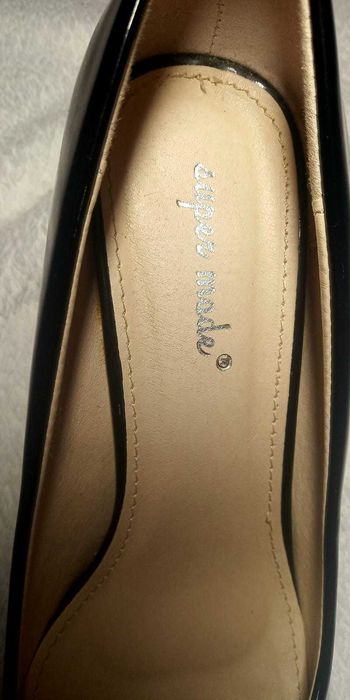 Pantofi negri lucioși