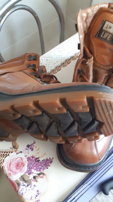 Vînd bocanci. de iarnă.