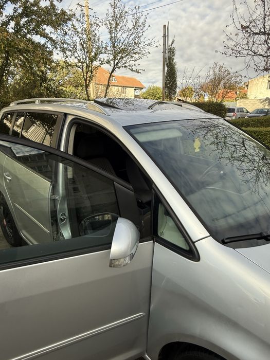 Vand Volkswagen touran facelift  2.0 tdi 140cp manual 6 trepte. Clima trapa