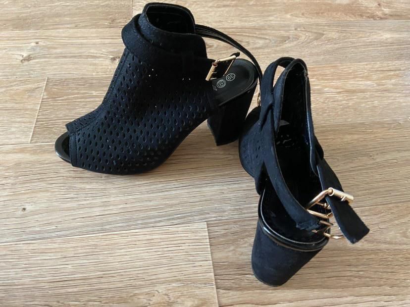 Продам новые босоножки