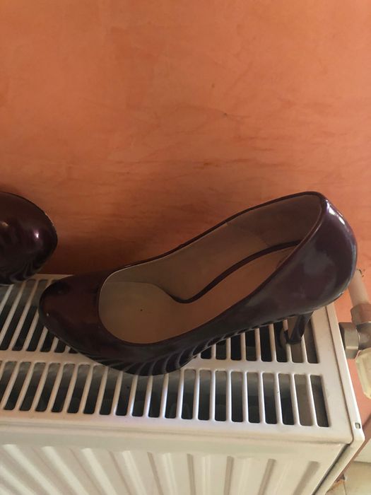 Pantofi din lac , vișinii cu toc inalt