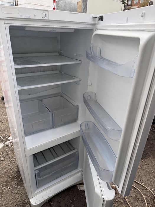 Хладилник Indesit с долен фризер – 150 см / 60 см