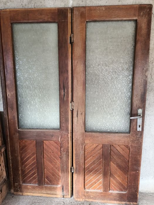 Ușă din lemn masiv