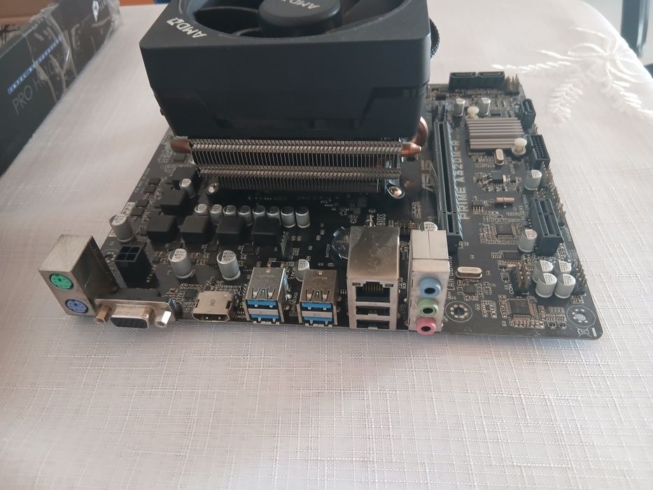 Vând placa de baza împreună cu procesor si cooler