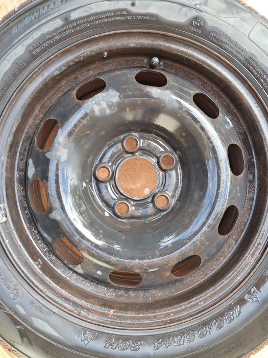 Зимни гуми за Голф 4  185/65 R14 с метални джанти 5×100