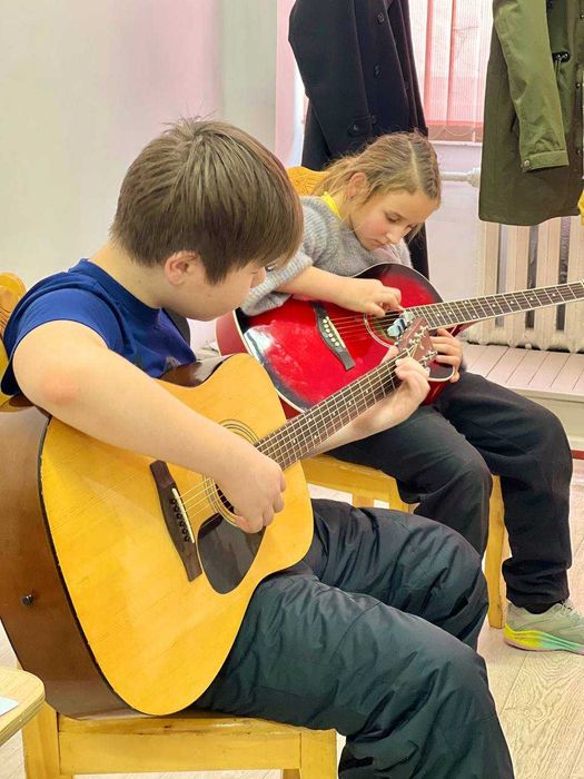 Уроки вокала, игры на гитаре и барабанах