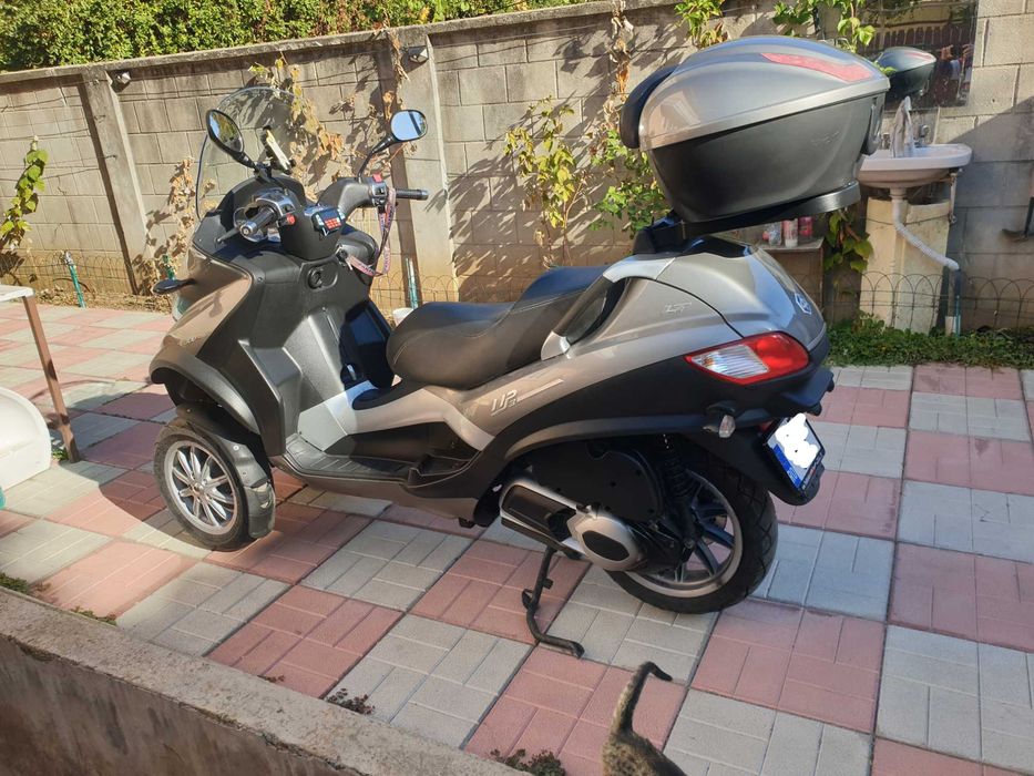scuter Piaggio MP3 LTE 300 IE varianta L5e ,se conduce cu permis cat.B