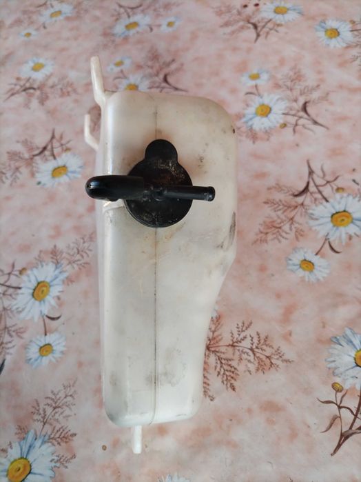 Продава се казанче за антефриз за Toyota land Kruzer от 2003 до 2008г.