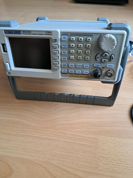Siglent SDG830 30MHz генератор на функции/произволни вълнови форми