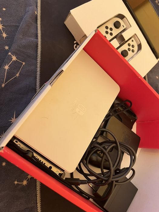 Nintenfo switch OLED + игра SpoungeBob и още инсталирани игри