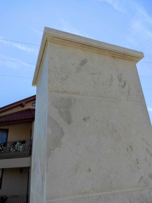 Capace de stalpi si de gard din travertin si piatra naturala