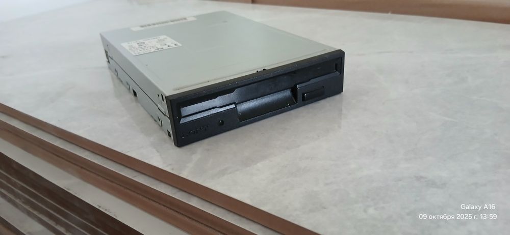 Продам-Дисковод 3.5 Floppy Sony MPF920