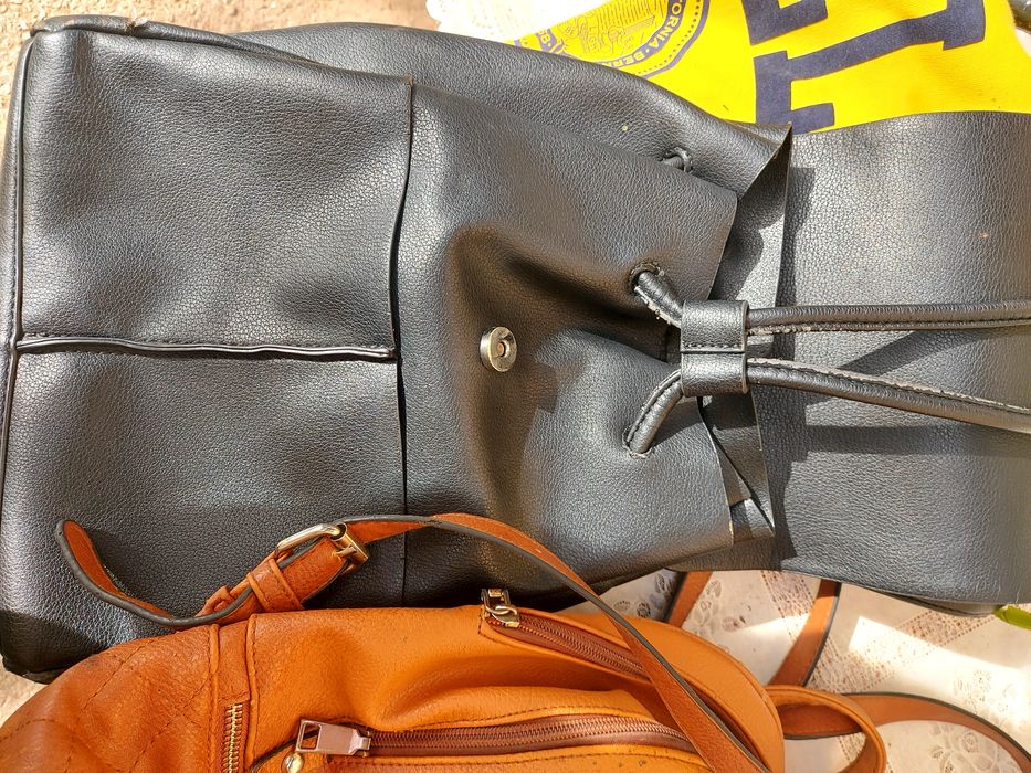 Vând trei rucsacuri și o geantă