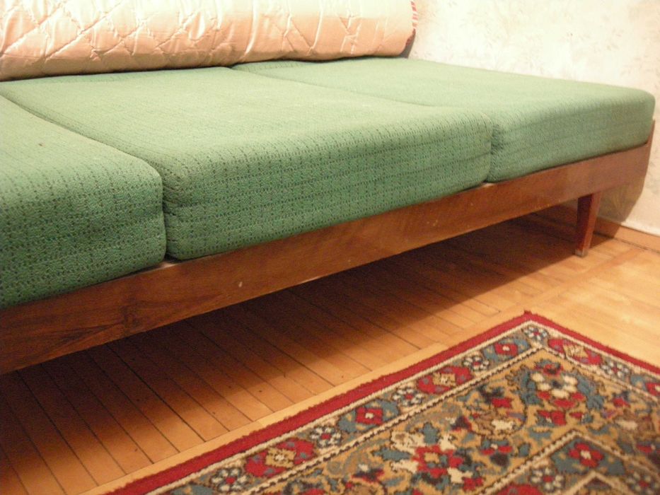 2 кушетки, дерево. производство Румыния