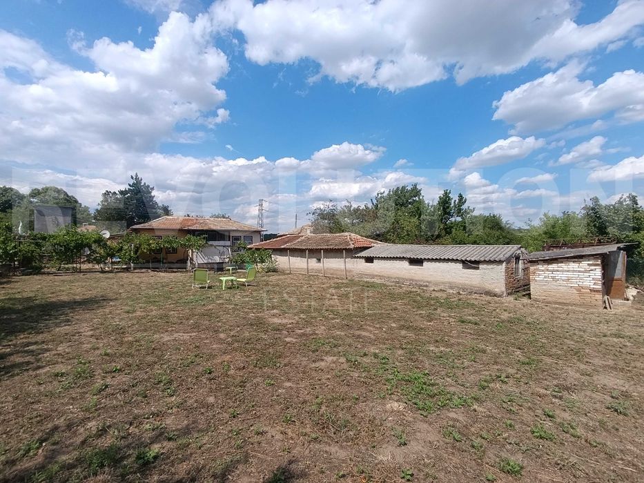 Просторна къща с голям двор и стопански постройки в с. Владимирово!