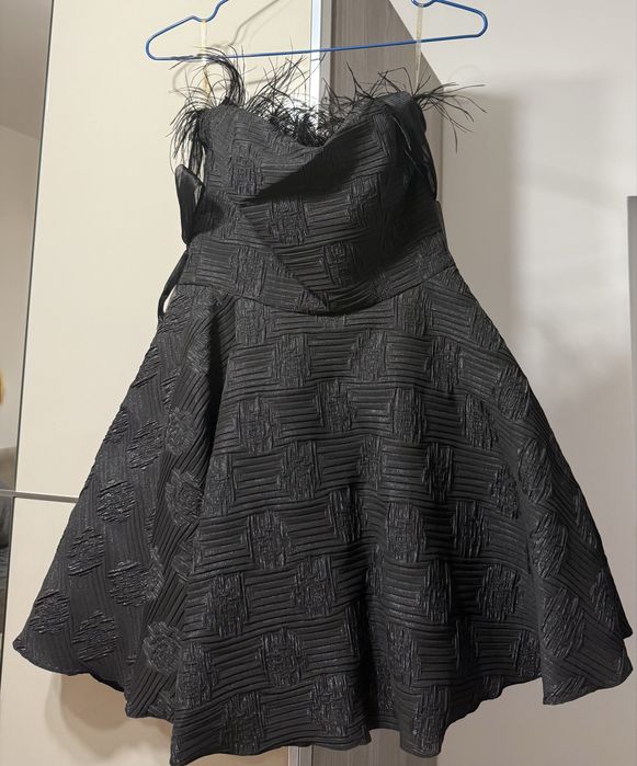 Официална къса черна рокля