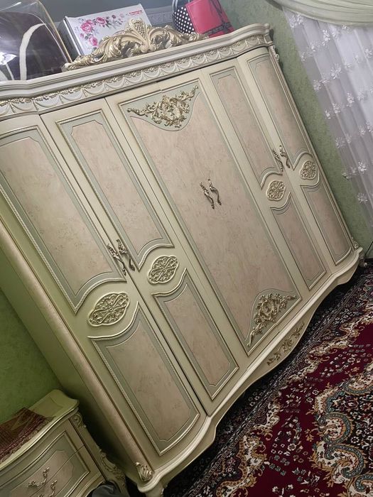 Продается спальный гарнитур