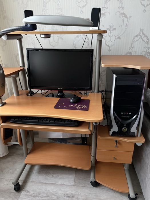 Продам компьютерный стол