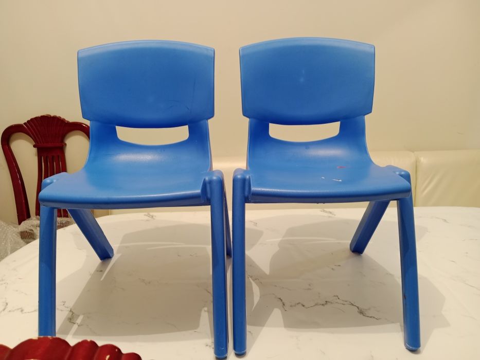 Продам детский  стол с 2я стулчиками.