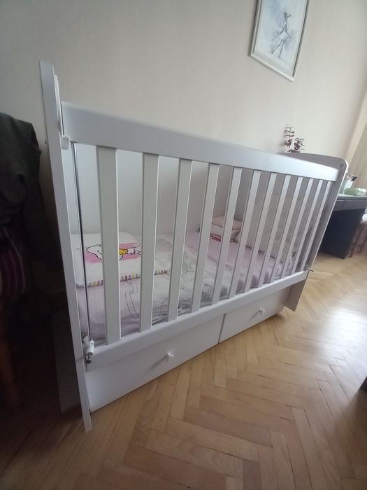 Детско легло с люлеещ механизъм