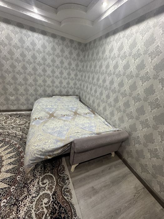 Диван, шкаф, кровать, ковры.