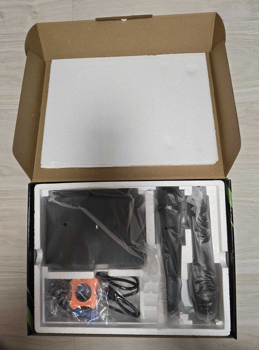 Продам микрофон XTUGA U771