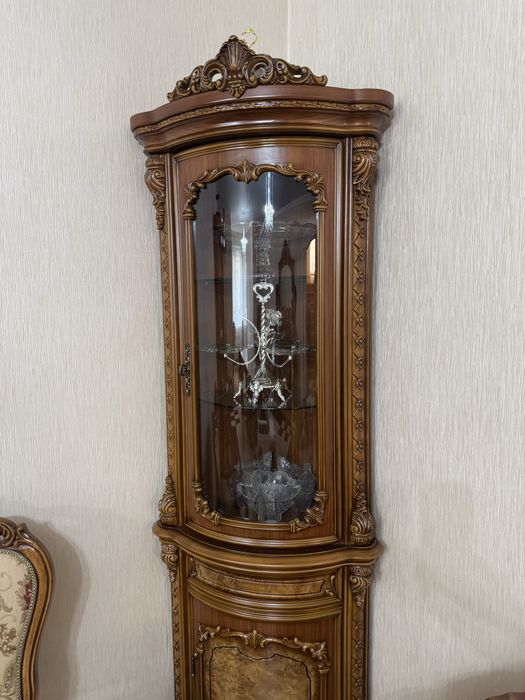 Стол стулья шкаф комод