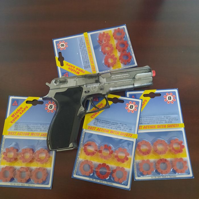 Продавам  детски пистолет с капси