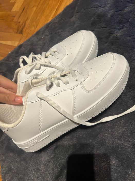 Чисто бели нови обувки