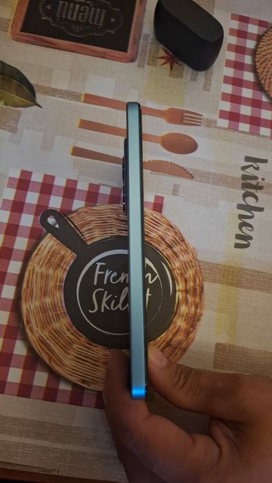 Продавам хаоми редми нот14 с котияа и кабел оригинален цена 260