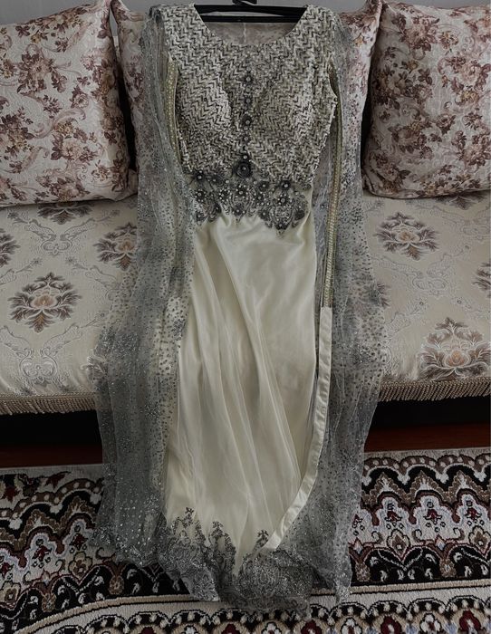 Шикарное платье с накидкой