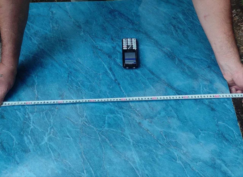 Кухонный Стол.  Столешница покрыта синим пластиком. Ножки деревянные.